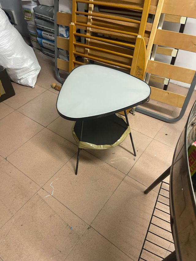 Mesa auxiliar triangular cristal y metal