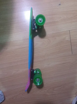 Monopatín colores vibrantes