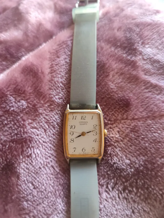 Reloj Citizen Quartz Dorado y Gris