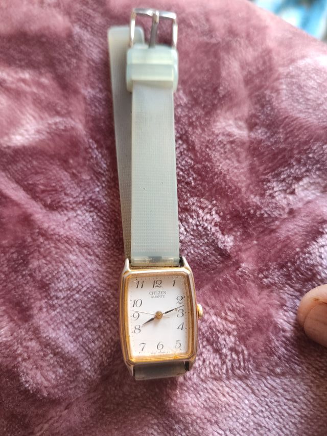 Reloj Citizen Quartz Dorado y Gris