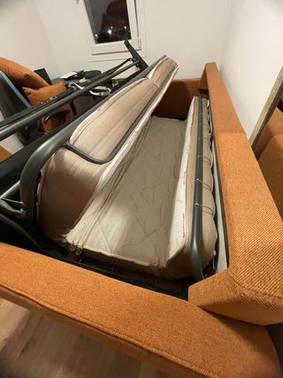 Sofá cama marrón con colchón doble