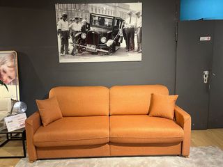 Sofá cama marrón con colchón doble