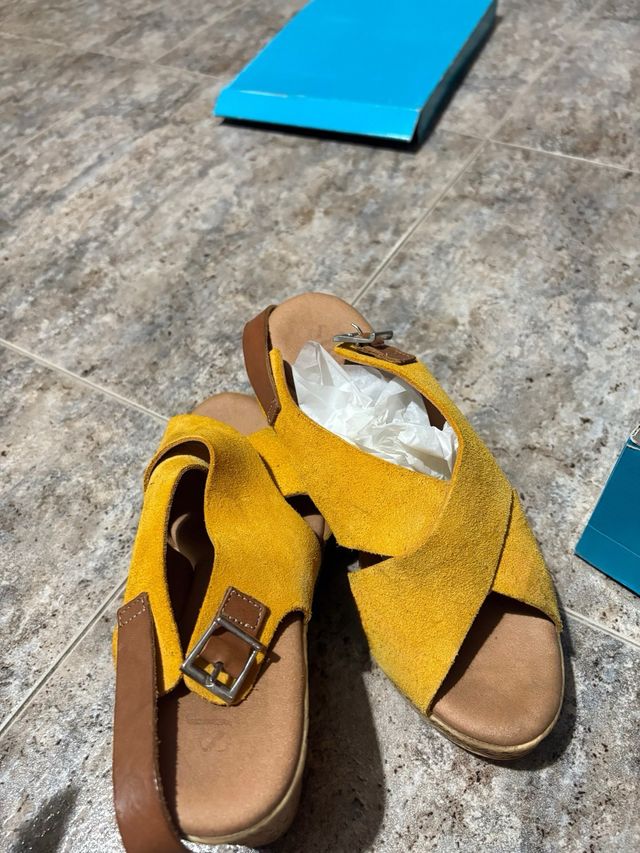 Sandalias de cuña amarillas y marrones