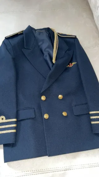 Traje de comunión azul con detalles dorados