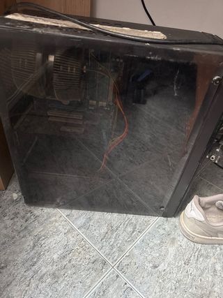 Torre Ordenador Negra y Plateada