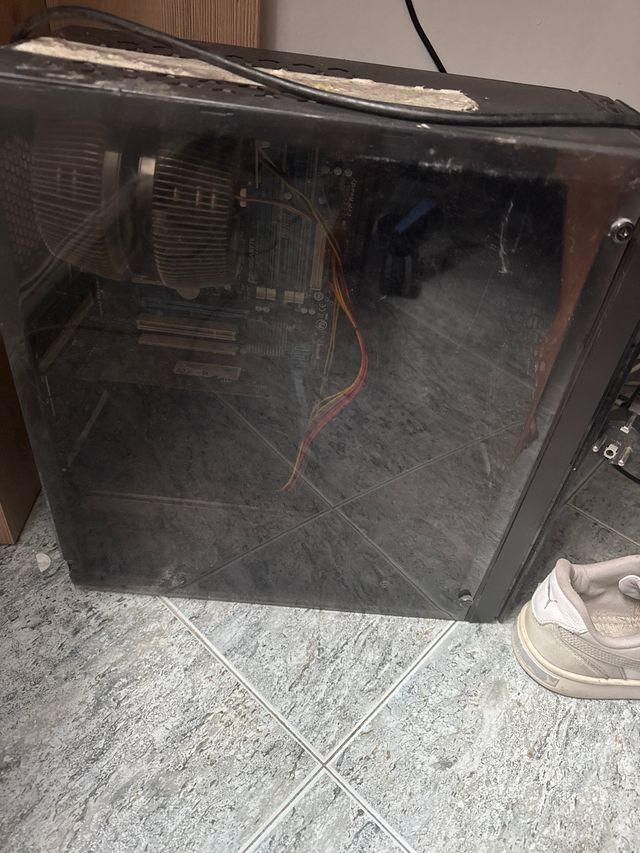 Torre Ordenador Negra y Plateada