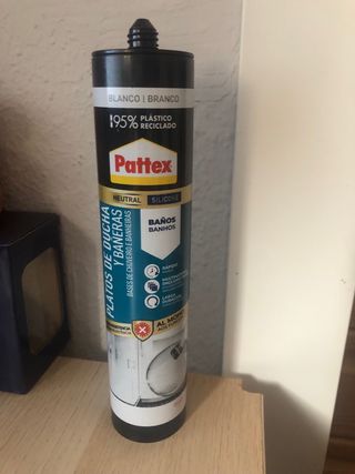 Sellador de Silicona Pattex de color blanco