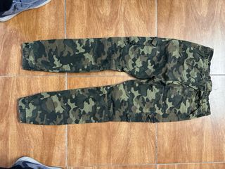 Pantalón camuflaje cargo