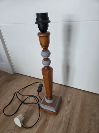 Pie de lámpara madera y azul clarito