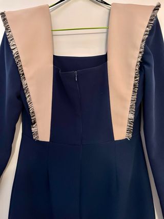 Vestido azul marino con escote cuadrado y hombrera