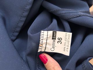 Vestido azul marino con escote cuadrado y hombrera