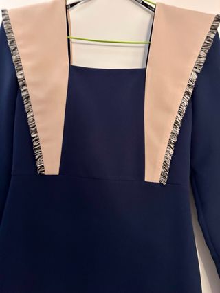 Vestido azul marino con escote cuadrado y hombrera