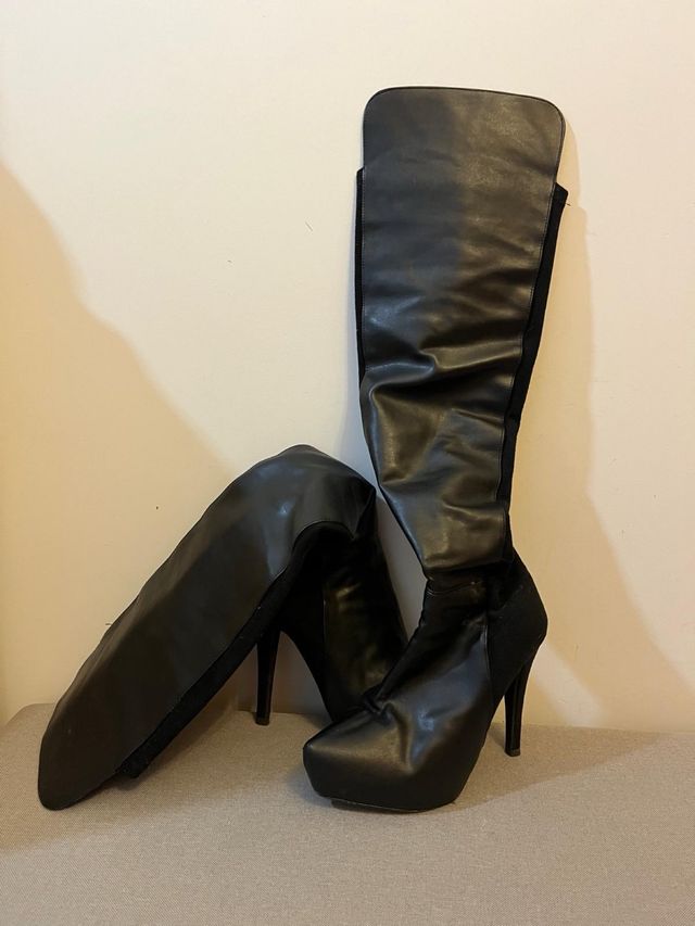 Botas altas de tacón negras