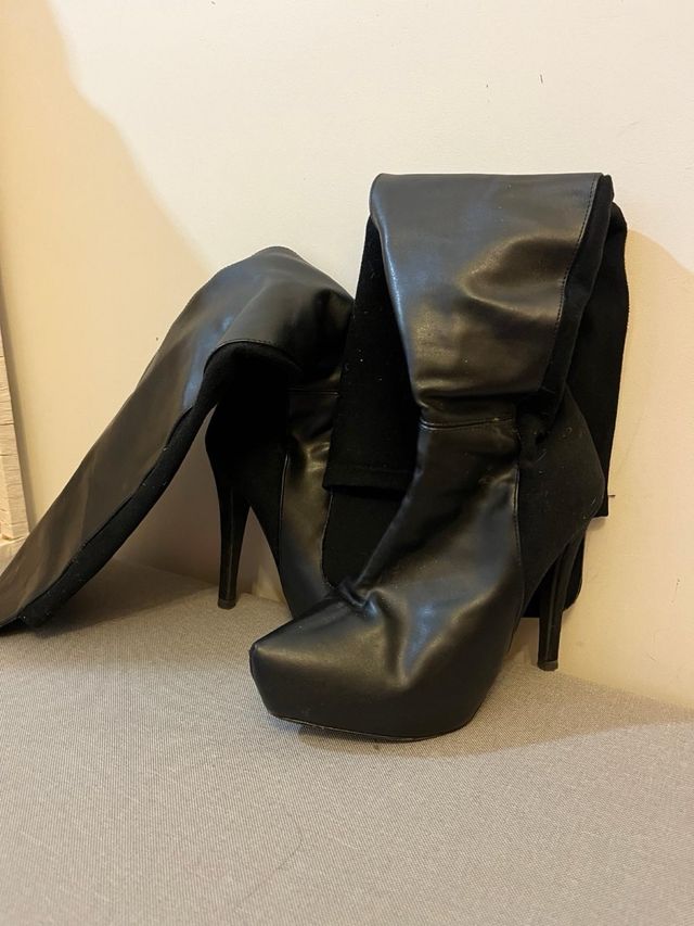 Botas altas de tacón negras