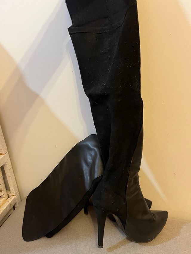 Botas altas de tacón negras