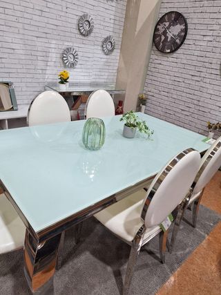 Mesa comedor cristal y 4 sillas modernas