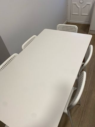 Mesa de cocina con 6 sillas blancas