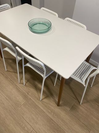 Mesa de cocina con 6 sillas blancas