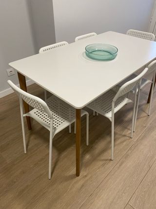 Mesa de cocina con 6 sillas blancas
