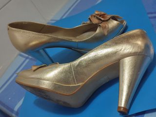 Zapatos dorados tacón Talla 37