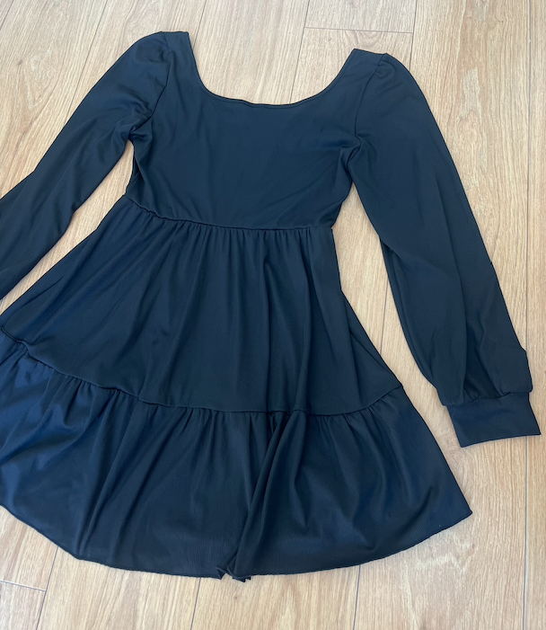 vestido negro corto de manga larga