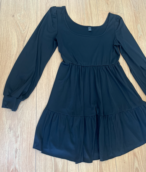 vestido negro corto de manga larga