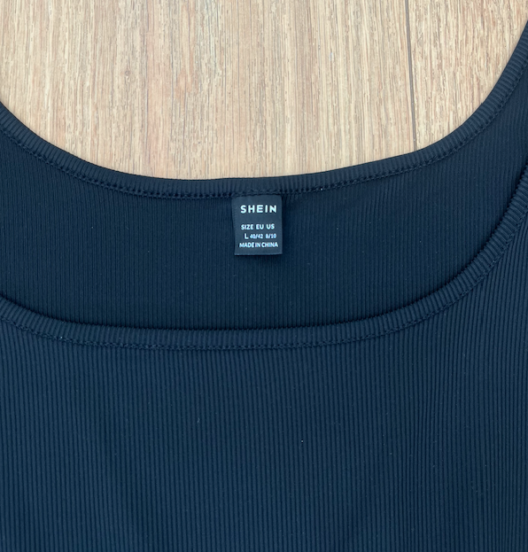 vestido negro corto de manga larga