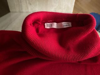 Jersey rojo cuello alto