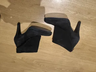 Botines de ante color negro