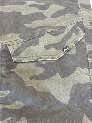 Pantalón Cargo Camuflaje Talla 30
Talla M