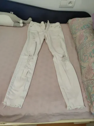 Pantalón vaquero blanco roto