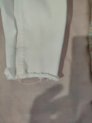 Pantalón vaquero blanco roto