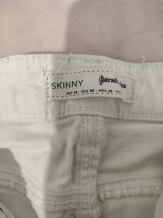 Pantalón vaquero blanco roto