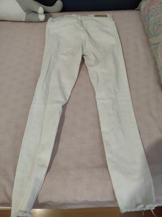 Pantalón vaquero blanco roto