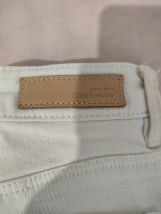 Pantalón vaquero blanco roto