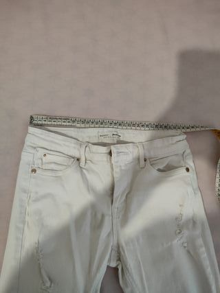 Pantalón vaquero blanco roto