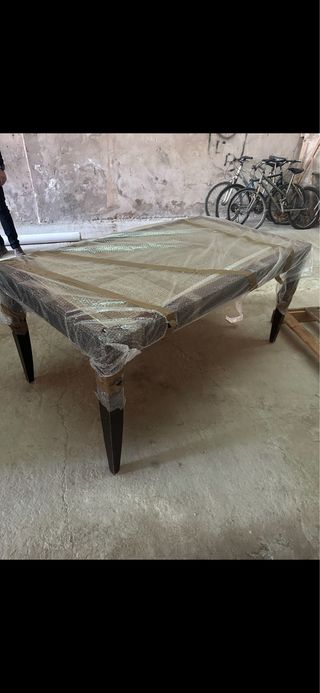 Mesa de comedor de madera y base de cristal