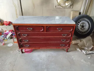 Cómoda de madera con tapa de mármol