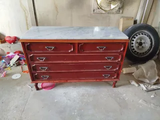 Cómoda de madera con tapa de mármol