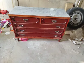 Cómoda de madera con tapa de mármol