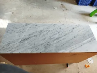 Cómoda de madera con tapa de mármol