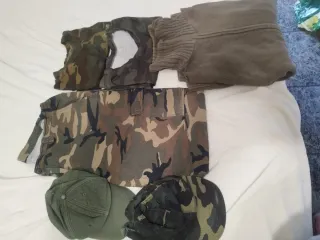 Lote Ropa Camuflaje: Pantalón, Camisetas y Gorras