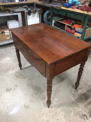 Mesa de madera marrón