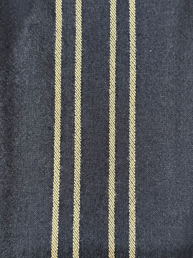 Camisa Negra Rayas Doradas
Talla M Slim Fit