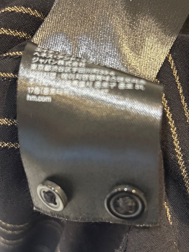 Camisa Negra Rayas Doradas
Talla M Slim Fit