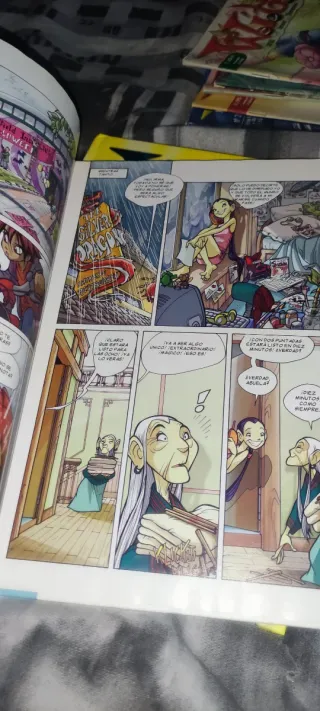 Lote (Witch) 2 libros y 5 revistas