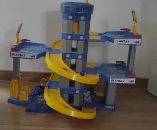 Parking de coches de juguete