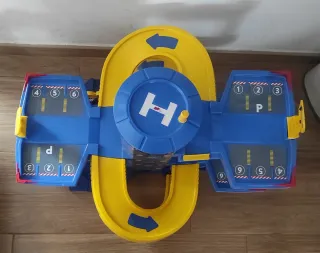 Parking de coches de juguete