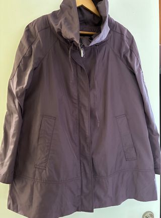 Gabardina Cortefiel color berenjena