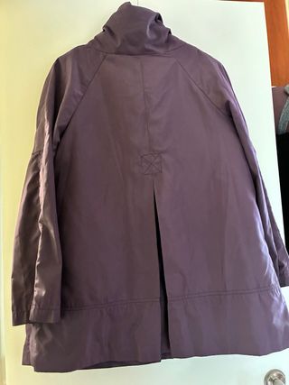 Gabardina Cortefiel color berenjena